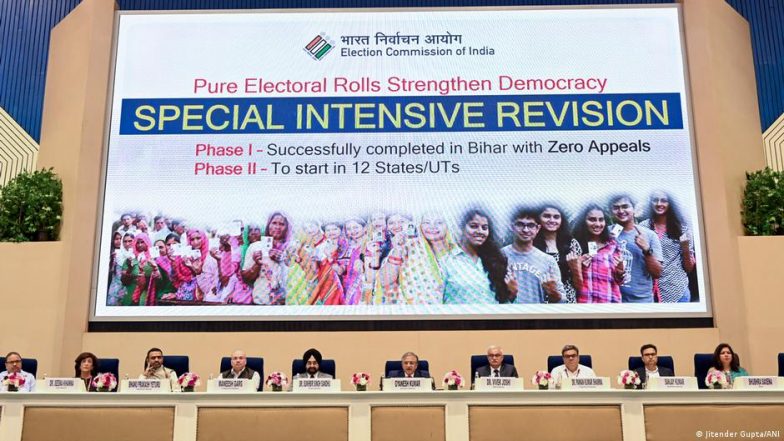 एसआईआर को लेकर बढ़ रहा है विवाद, यूपी में छोटे कर्मचारियों पर बड़ी कार्रवाई