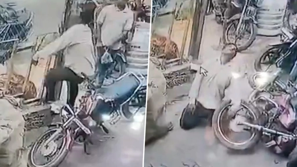 झांसी में बिजली के पोल से शख्स को लगा करंट.