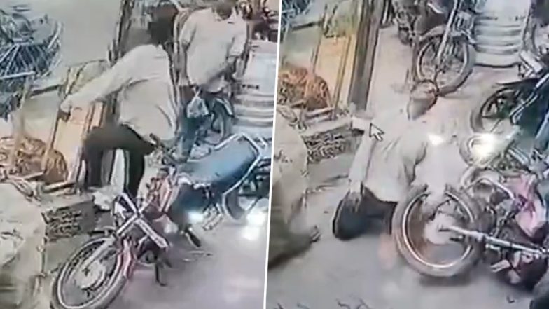 Jhansi Shocker: खंबे में आया करंट, गलती से शख्स ने छु लिया पोल, चपेट में आकर हुआ घायल, झांसी में बिजली विभाग की बड़ी लापरवाही: VIDEO