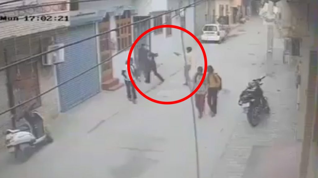 फरीदाबाद में छात्रा पर युवक ने की फायरिंग.