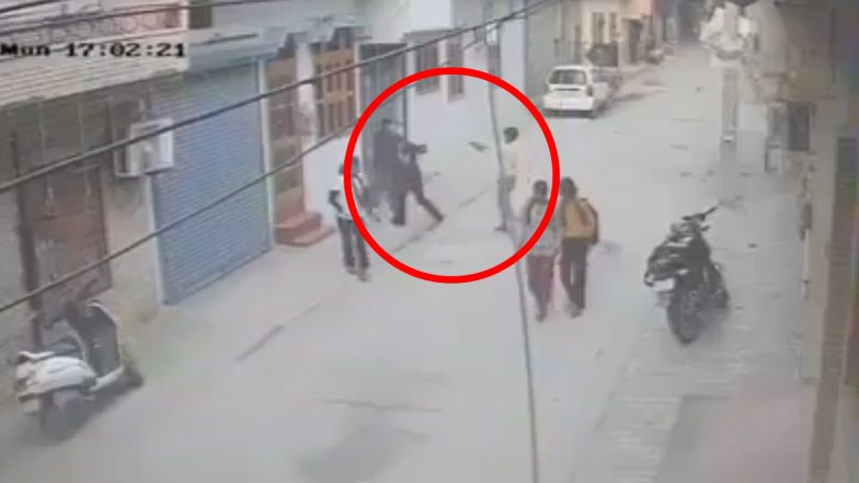 VIDEO: लाइब्रेरी से लौट रही छात्रा पर सिरफिरे युवक ने की फायरिंग, देसी पिस्तौल से मारी गोली, आरोपी हुआ फरार, फरीदाबाद में दिनदहाड़े आतंक