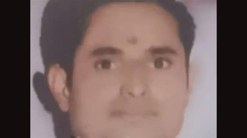 मुरादाबाद में SIR कार्य कर रहे BLO ने फांसी लगाकर जान दी! सुसाइड नोट में लिखा 'काम का ज्ञान नहीं, टारगेट पूरा नहीं कर पा रहा था