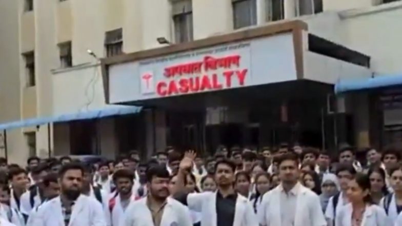 Satara Doctor Death Case: महिला डॉक्टर की संदिग्ध मौत के विरोध में उतरे GMC संभाजीनगर के रेजिडेंट डॉक्टर, सतारा में राज्यव्यापी प्रदर्शन में हुए शामिल; VIDEO