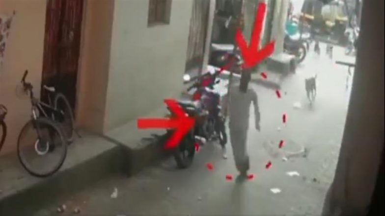 Viral Video: सूरत में शख्स पर आवारा कुत्तों ने किया हमला, खुद को बचाते समय सड़क पर गिरने से हुई मौत