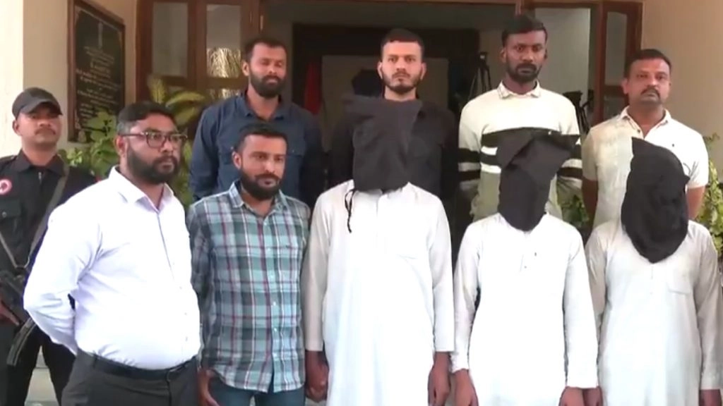 गुजरात ATS की बड़ी कार्रवाई, अडालज टोल प्लाजा से तीन आतंकी गिरफ्तार, भारी मात्रा में हथियार बरामद; VIDEO