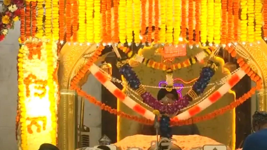  गुरु नानक जयंती पर मुंबई के गुरुद्वारा श्री दशमेश दरबार में उमड़े श्रद्धालु, टेका मत्था; देखें VIDEO