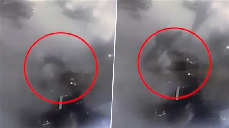VIDEO: गाड़ी चलाते समय मेडिकल स्टोर के कर्मचारी को आया हार्ट अटैक, सीसीटीवी फुटेज हुआ वायरल