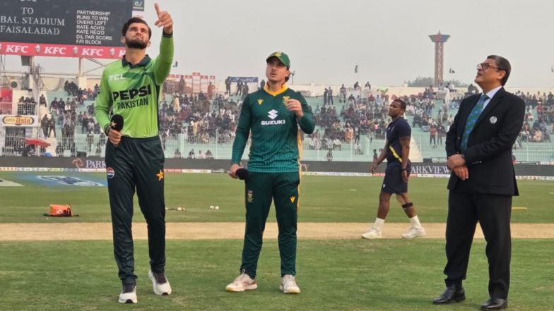 Pakistan vs South Africa, 3rd ODI Match Live Toss And Scorecard: तीसरे मुकाबले में दक्षिण अफ्रीका के कप्तान मैथ्यू ब्रीत्ज़के ने जीता टॉस, पहले बल्लेबाजी करने का किया फैसला; यहां देखें दोनों टीमों की प्लेइंग इलेवन और लाइव स्कोरकार्ड