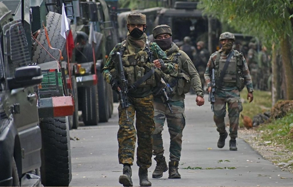 कुलगाम में सुरक्षाबलों की बड़ी कामयाबी, जंगल में मिले दो पुराने आतंकी ठिकाने