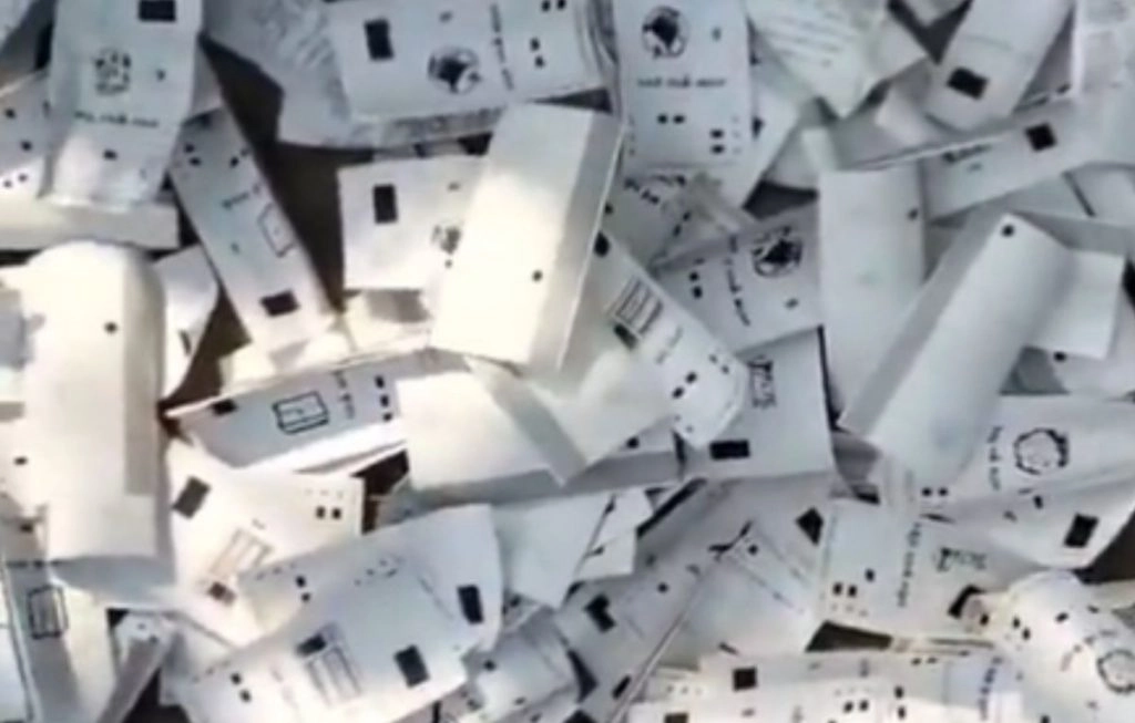 बिहार के समस्तीपुर में सड़क किनारे मिलीं हजारों वीवीपैट पर्चियां