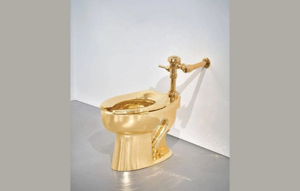 सोने का टॉयलेट 12.1 मिलियन डॉलर में नीलाम