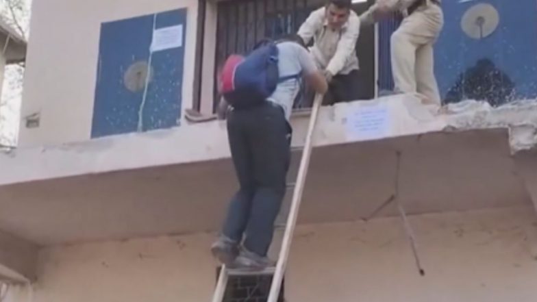 VIDEO: एंटी-एन्क्रोचमेंट ड्राइव के दौरान तोड़ी गईं सीढ़ियां, ट्रैक्टर पर चढ़कर बैंक पहुंचे ग्राहक; ओडिशा के भद्रक प्रशासन पर उठे सवाल