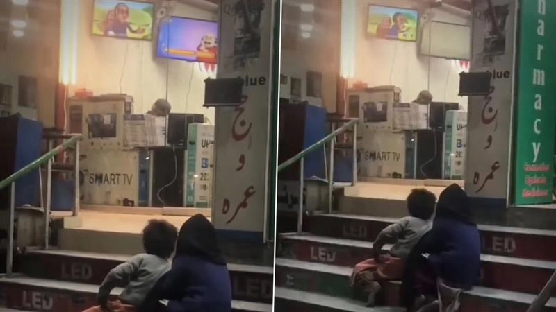 शोरूम के बाहर सीढ़ियों पर बैठकर टीवी देखते बच्चों ने खींचा ध्यान, Viral Video देख पसीजा लोगों का दिल