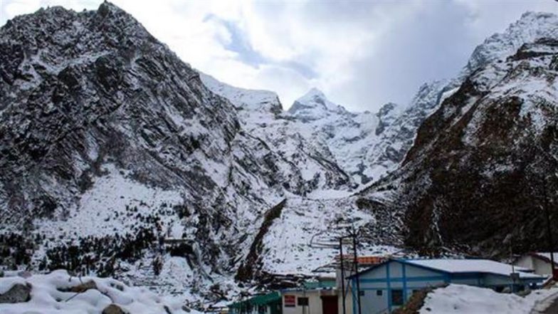 Uttarakhand: केदारनाथ-बद्रीनाथ में बर्फबारी, चारों तरफ बिछी सफेद चादर; VIDEOS
