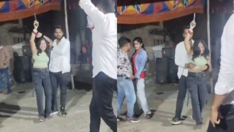 बिहार में एक प्राइवेट इवेंट में डांस गर्ल पुलिस सर्विस रिवॉल्वर लहराते हुए दिखी, 3 के खिलाफ FIR दर्ज (Watch Viral Video)