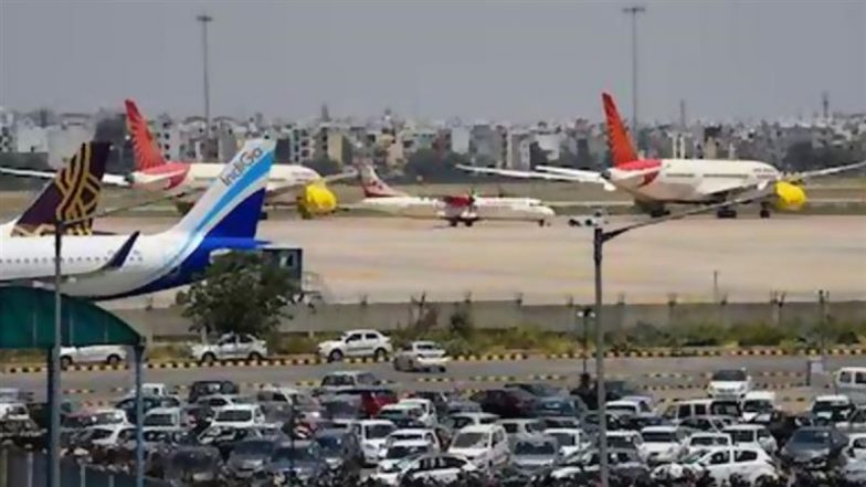 दिल्ली एयरपोर्ट पर ATC सिस्टम हुआ ठप, 800 से ज्यादा फ्लाइट्स पर असर; कब सामान्य होंगे हालात?