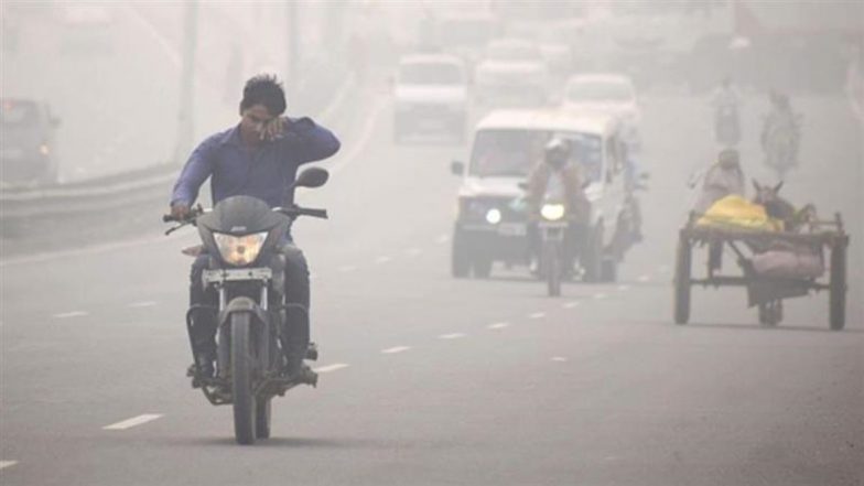 दिल्ली की हवा बनी ‘गैस चैंबर’; पूर्व DGP बोले, “जैसे 1000 सिगरेट पी ली हों!”
