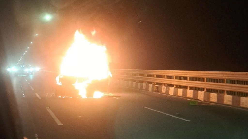 बांद्रा-वर्ली सी-लिंक पर दौड़ती कार में लगी आग, लोग समय रहते कूदकर बचाई जान; देखें धू-धूकर जलने का वीडियो