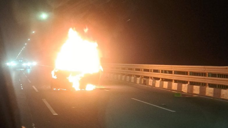 Mumbai Car Fire Video: बांद्रा-वर्ली सी-लिंक पर दौड़ती कार में लगी आग, लोग समय रहते कूदकर बचाई जान; देखें धू-धूकर जलने का वीडियो