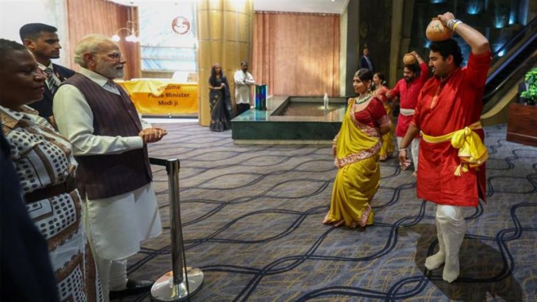 जोहान्सबर्ग में पीएम मोदी से मिलकर भारतीय समुदाय के लोग बोले, हम इतिहास रच रहे हैं