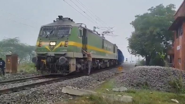 Raebareli: गजब! सिगरेट लेने के लिए लोको पायलट ने रोक दी ट्रेन, रेलवे क्रॉसिंग पर लोग हुए परेशान, रायबरेली का वीडियो आया सामने: VIDEO