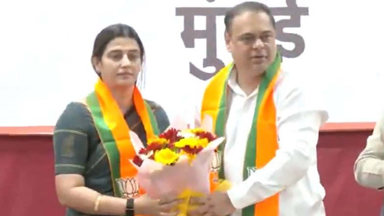 Tejasvee Ghosalkar joins BJP: BMC चुनाव से पहले उद्धव ठाकरे को बड़ा झटका, UBT की पूर्व नगरसेविका तेजस्वी घोषालकर बीजेपी में शामिल; VIDEO