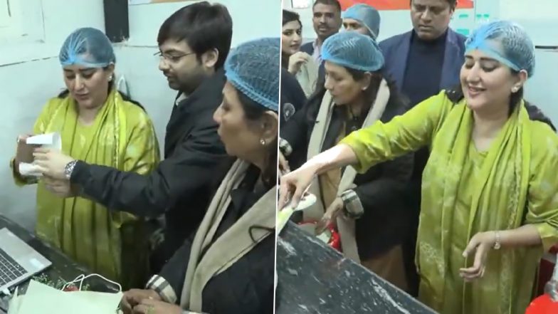 Delhi&rsquo;s Atal Canteen: दिल्ली में अटल कैंटीन की शुरुआत, सिर्फ 5 रुपये में मिलेगा भरपेट भोजन, उद्घाटन के बाद BJP सांसद बंसुरी स्वराज ने लोगों को परोसा खाना; VIDEO