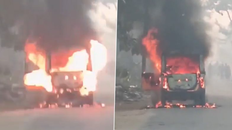 Deoria: स्कूल वैन में लगी भीषण आग, छात्र और टीचर थे गाड़ी में मौजूद, ड्राइवर की सूझबूझ से बच गई सभी की जान, देवरिया का वीडियो आया सामने: VIDEO