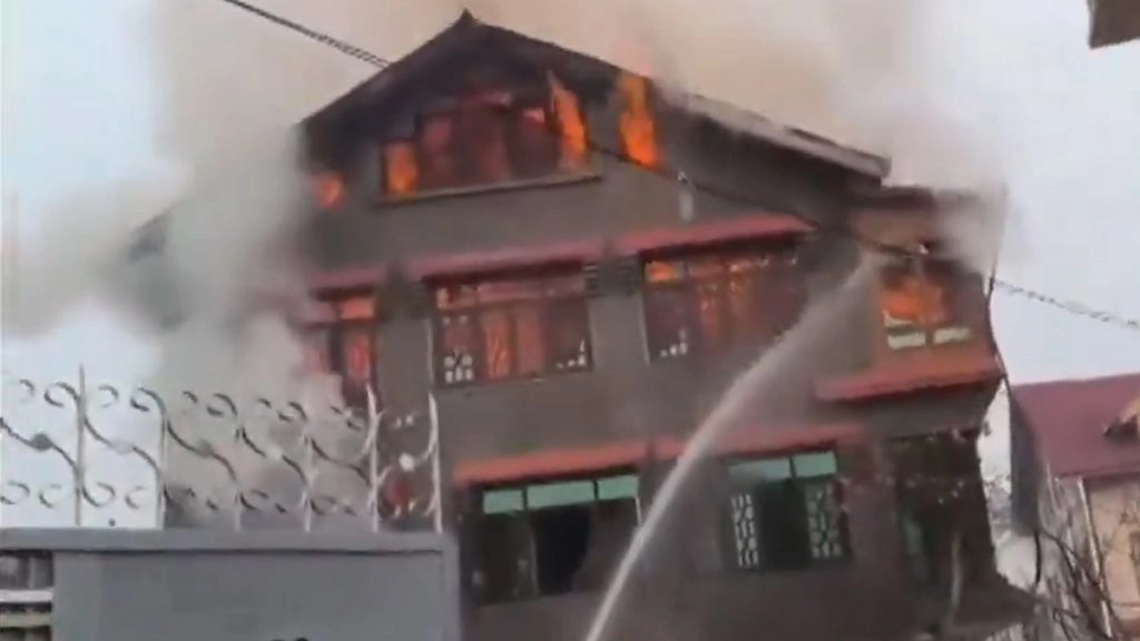  श्रीनगर के उमर कॉलोनी में तीन-मंज़िला घर में लगी भीषण आग, कड़ी मशक्कत के बाद पाया गया काबू
