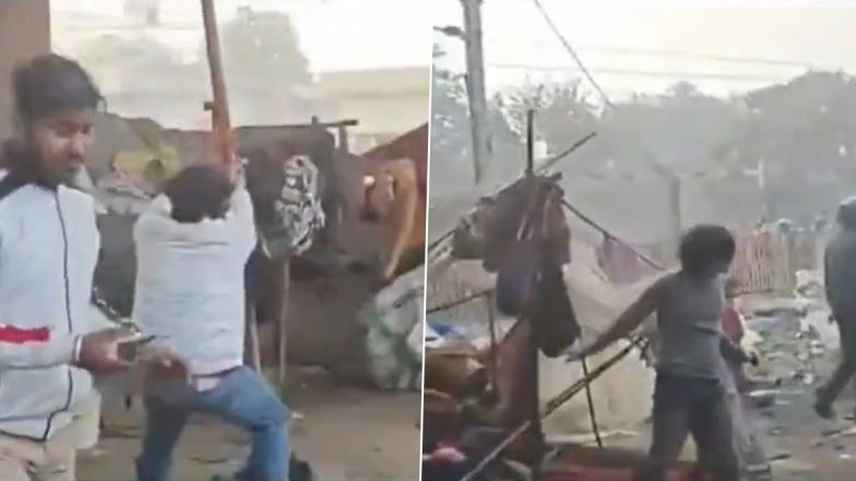 Ghaziabad: झुग्गी झोपड़ियों में युवकों ने मचाया आतंक, लाठी डंडों से जमकर की तोड़फोड़, गाजियाबाद का VIDEO आया सामने