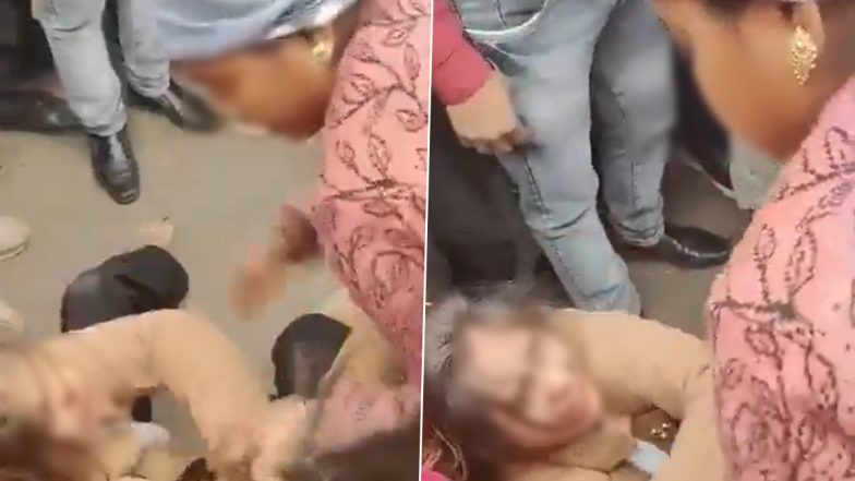 Agra: प्रेमिका को पत्नी ने बाल पकड़कर पीटा, पति हुआ फरार, आगरा की सड़क पर देखने के लिए जुटी लोगों की भीड़: VIDEO