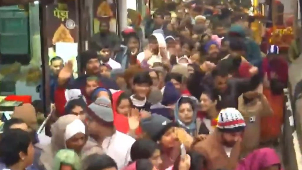 वृंदावन के बांके बिहारी मंदिर में साल के आखरी दिन भगवान के दर्शन करने के लिए भक्तों का जनसैलाब उमड़ पड़ा है.