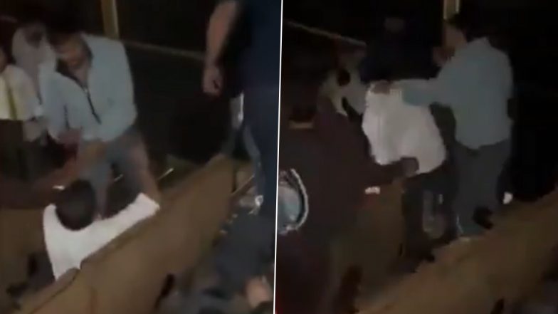Fight in Noida mall: सिनेमा हॉल बन गया लड़ाई का मैदान, फिल्म 'धुरंधर' के शो में जमकर हुई मारपीट, नोएडा के मॉल में दर्शक घबराए: VIDEO