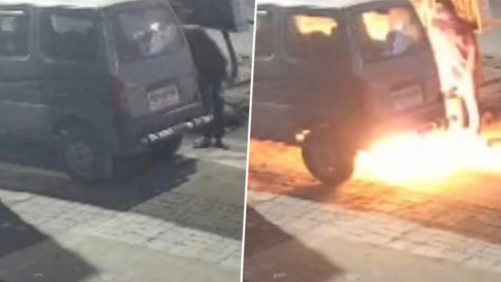 उज्जैन में एक आरोपी ने रात के समय घर के सामने खड़ी एक की कार में लगा दी आग.