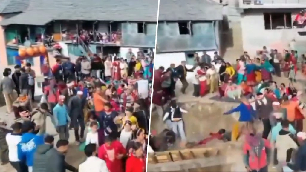 हिमाचल प्रदेश के चंबा जिले में आयोजित एक कार्यक्रम के दौरान समारोह चल रहा था और इसी दौरान एक घर की छत गिर गई.