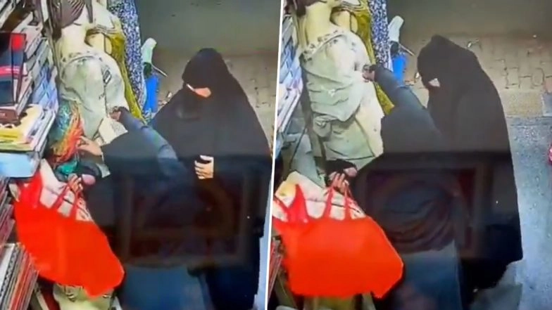 Agra Shocker: आगरा में कपड़े की दूकान में ग्राहक बनाकर आई 2 महिलाओं ने की चोरी, बुर्के में साड़ियां छिपाई, दूकानदार ने किया पुलिस के हवाले: VIDEO