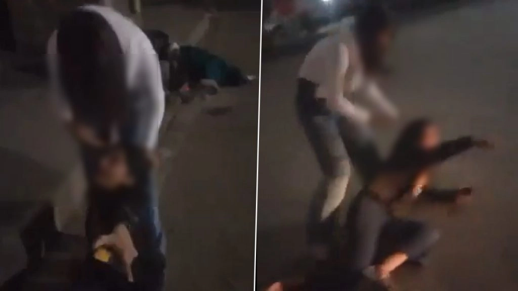 कानपुर दो युवतियां बीच सड़क पर आपस में मारपीट करते हुए नजर आई.