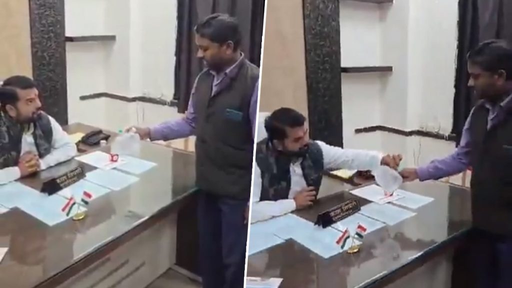 रायपुर के नगर निगम के ऑफिस में मच्छर को मारकर पॉलिथीन में लेकर पहुंचा युवक.