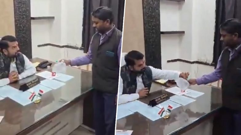 VIDEO: जिस मच्छर ने काटा, उसे मारकर पॉलिथीन में नगर निगम लेकर पहुंचा युवक, अधिकारीयों से की जांच की मांग, रायपुर का वीडियो आया सामने