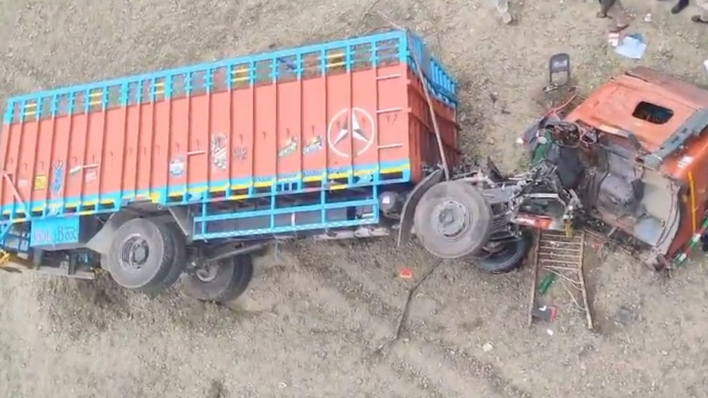 मऊ जिले में ओवरब्रिज से नीचे गिरा ट्रक. ड्राइवर की बाल बाल बची जान.