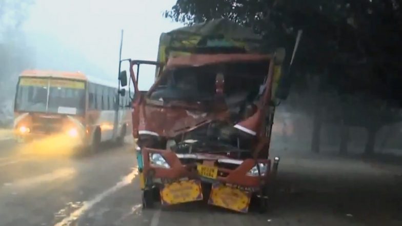 Moradabad Road Accident: मुरादाबाद में घने कोहरे के चलते दिल्ली-लखनऊ हाईवे पर हादसा, दो ट्रक डिवाइडर से टकराए, 1 व्यक्ति घायल (Watch Video)