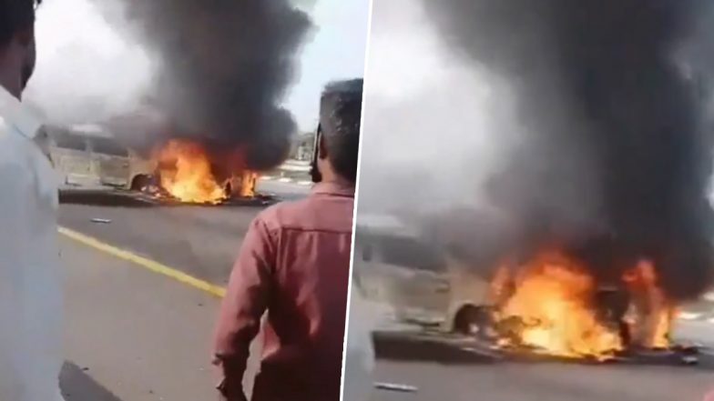 Barabanki Road Accident: बाराबंकी के पूर्वांचल एक्सप्रेस-वे पर दो कारें आपस में टकराई, गाड़ी में लगी आग से  5 लोगों की दर्दनाक मौत: VIDEO