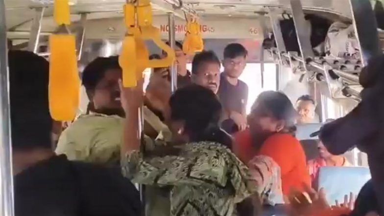 Fight Over Seat: सीट पर रूमाल रखकर &lsquo;रिज़र्व&rsquo; करने की कोशिश! काकीनाडा में आदमी पर महिला यात्रियों का हमला, देखें वीडियो