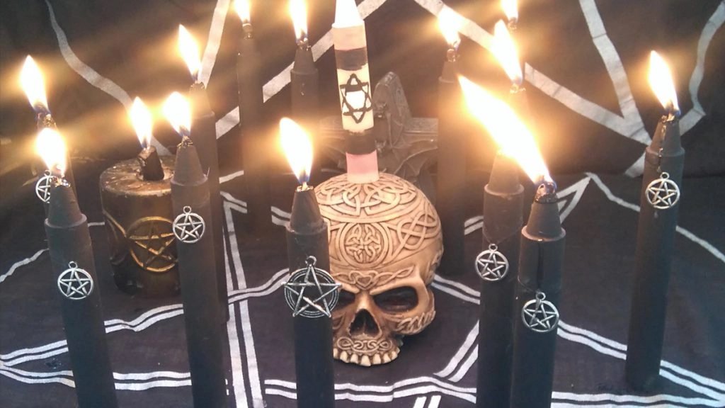 मुंबई में काले जादू के नाम पर एक महिला के साथ लाखों रूपए की ठगी का मामला सामने आया है.