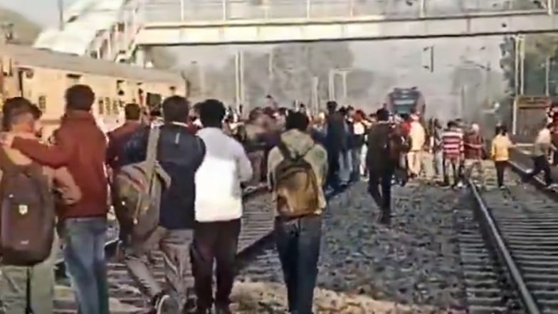 VIDEO: पैसेंजर और लोकल ट्रेनों को रोकने से परेशान यात्रियों ने स्टेशन पर रोकी दी वंदे भारत एक्सप्रेस, ट्रैक पर उतरकर किया प्रोटेस्ट, भटिंडा का वीडियो आया सामने