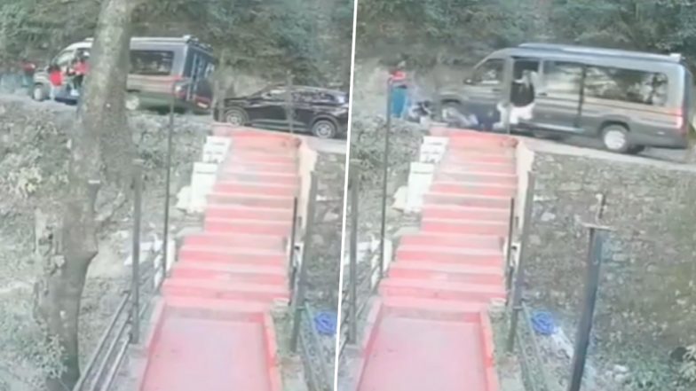 Dalhousie Road Accident: पर्यटकों से भरी टूरिस्ट वैन सड़क से नीचे लुढ़की, लोगों ने कूदकर बचाई जान, गाड़ी जाकर पेड़ में फंसी, डल्हौजी में बड़ा हादसा टला: VIDEO