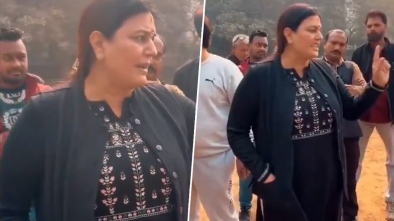 VIDEO: दिल्ली में अफ्रीकी फुटबॉल कोच को हिंदी नहीं आने पर BJP पार्षद रेनू चौधरी ने पार्क में सरेआम धमकाया; वीडियो वायरल होने पर लोगों का विरोध!