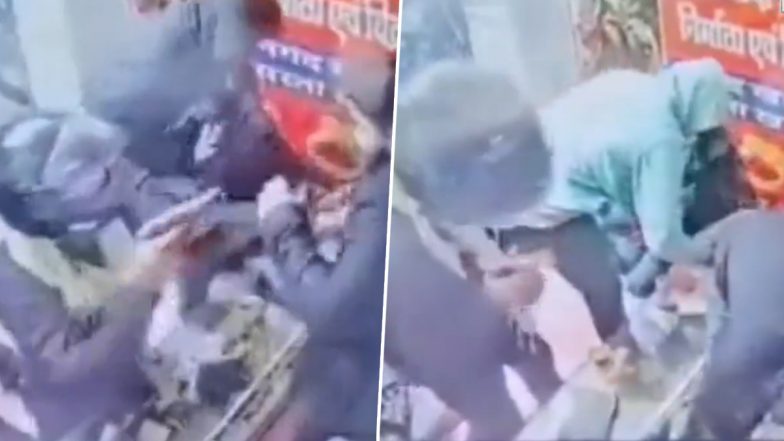 VIDEO: बेगुसराय में हथियारों की नोक पर ज्वेलरी शॉप में डकैती, 4 बदमाशों ने लूट लिए गहने और कैश, CCTV फुटेज आया सामने