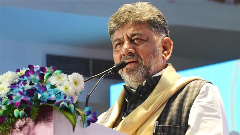 कर्नाटक में सियासी भूचाल के बीच DK शिवकुमार समर्थकों का अनोखा प्रदर्शन; सीएम बनाने की मांग को लेकर फोड़े 1001 नारियल