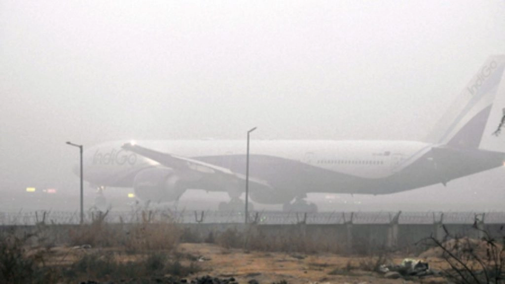 Delhi Fog: एयरपोर्ट अथॉरिटी ऑफ इंडिया ने घने कोहरे के कारण उड़ानों में देरी और बदलाव होने की दी चेतावनी